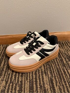 Platform Lace-Up Women's Sneakers in Cream, Black & Tan